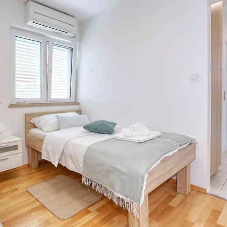 Apartment La Manche Pakostane